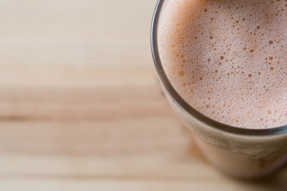 Theo một nghiên cứu, những người giảm cân bằng whey protein giảm được nhiều hơn người không dùng tới 1,1 kg mỡ. Ưu thế này nên được tận dụng vào việc thay đổi cấu trúc cơ thể, đưa những bài tập tạ vào trong chương trình tập luyện và uống whey protein trong khi tập, mỗi lần cách nhau 30 phút.