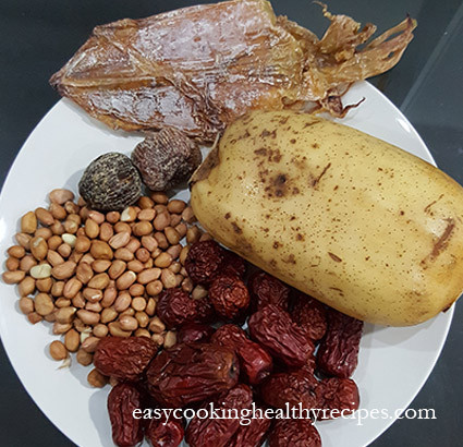 Để nấu một nồi canh củ sen hầm lạc cần có 500g củ sen, 150g lạc hạt, 50g mực khô, 250g xương lợn, 10 quả chà là khô. 