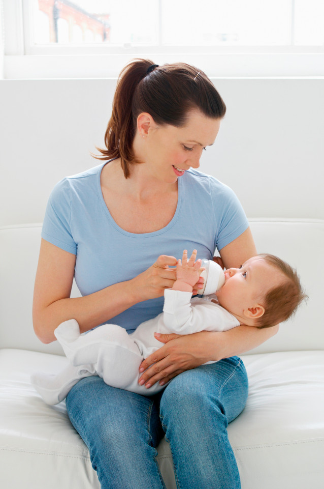 Khi lấy sữa cho bé dùng nên áp dụng nguyên tắc sữa nào trữ đông trước thì dùng trước. Đầu tiên nên chuyển sữa từ ngăn đá hoặc tủ đông sang để ngăn mát qua đêm, khi cho bé ăn thì ngâm sữa trong nước ấm hoặc làm cho bớt lạnh dưới vòi nước chảy. Không nên làm nóng sữa bằng lò vi sóng hoặc lò nướng.