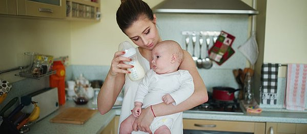 Sữa đã rã đông có thể có mùi cũng như chất hơi khác một chút nhưng không có nghĩa sữa đã bị biến chất. Tuy nhiên nếu bé không chịu ăn sữa đã rã đông thì mẹ nên rút ngắn thời gian bảo quản.