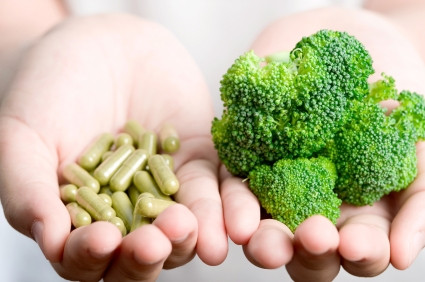 Nên nhớ rằng những viên vitamin C có thể nhai ngậm được hoàn toàn không phải là một bữa ăn. Thực phẩm chức năng không phải không tốt, nhưng không thể tốt bằng thực phẩm thật. Một quả cam không chỉ có vitamin C mà còn có chất xơ, beta carotene và những khoáng chất khác và không một viên thuốc nào có thể thay thế.