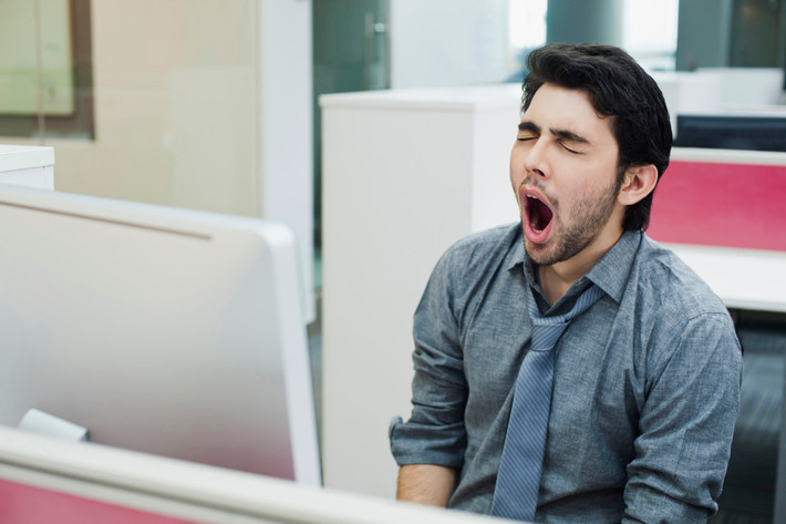 Mới đây, các nhà nghiên cứu đã đưa ra một giả thuyết khác rằng chúng ta ngáp nhiều hơn trong những tình huống khiến nhiệt độ não cao hơn. Để kiểm định giả thuyết này, các nhà nghiên cứu đã yêu cầu các đối tượng nghiên cứu thở bằng mũi hoặc chườm túi nóng rồi túi lạnh lên trán để làm mát bộ não. Kết quả cho thấy khi não mát hơn thì suy nghĩ mạch lạc hơn.
