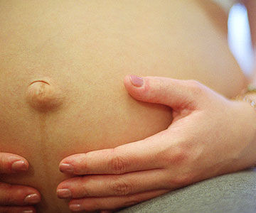 Mọc lông trên mặt: Hormone thai kỳ chính là thủ phạm khiến bà bầu mọc thêm lông ở những chỗ không cần thiết như ngực, bụng và mặt. Biện pháp triệt lông an toàn nhất trong thai kỳ là wax hoặc nhổ vì triệt lông bằng laser trong thai kỳ sẽ ảnh hưởng đến sắc tố da và để lại sẹo.