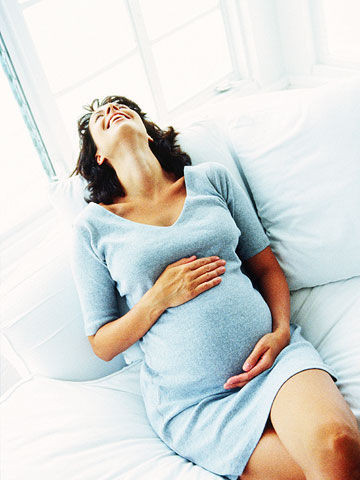Són tiểu là một hiện tượng thai nghén bình thường. Lý do là vì thai nhi càng lớn thì áp lực của tử cung càng lớn. Nếu không muốn gặp phải tình huống đáng xấu hổ này, bạn có thể dùng băng vệ sinh hàng ngày để tránh bị ướt đồng thời đi vệ sinh khoảng 2 tiếng 1 lần kể cả khi không có nhu cầu.