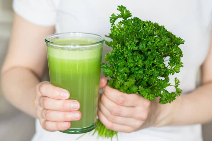 Các cartotenoid có trong mùi tây như lutein và zeaxanthin – là những hợp chất xóa được những hư hại đối với mắt do môi trường như bức xạ UV. Dưới đây là các công thức nước ép có mùi tây để chữa các bệnh về mắt. Đối với mỗi loại bệnh, cần kết hợp đúng loại rau củ quả.