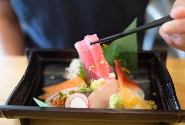 Món sashimi (cá sống) không nên ăn kèm với cơm hay thứ gì khác.