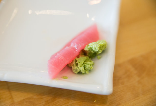 Không ăn kèm sushi với gừng. Thực sự miếng gừng ngâm được dọn ra cùng với sushi là để tẩy vị giác cho những người sành ăn chứ không phải để ăn kèm với sushi.