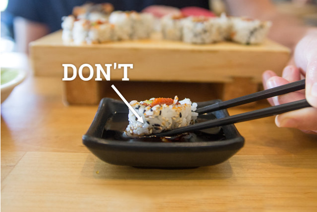 Cách ăn sushi trong văn hóa của người Nhật là nếu bạn rót đầy một chén xì dầu rồi chấm ngập miếng sushi vào thì chính là bạn đang không tôn trọng đầu bếp. Sushi là món được chế biến để ăn luôn, kể cả về hình thức và mùi vị. Nếu cần thêm một ít hương vị, chỉ cần chấm đầu miếng sushi ở đầu có cá vào xì dầu.