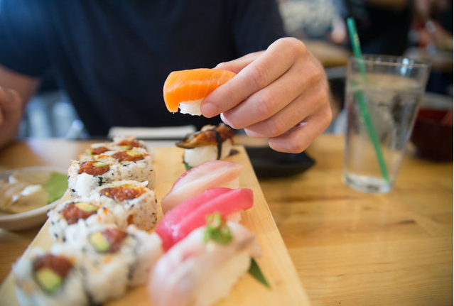 Nigiri là loại sushi trong đó có một miếng cá được để lên trên một phần cơm và cách ăn đúng là ăn bằng tay. Hãy lật ngược miếng nigiri lại để khi ăn phần cá chạm vào lưỡi trước. Theo người Nhật, cá mới chính là linh hồn của món nigiri nên cần được nếm thử trước tiên.