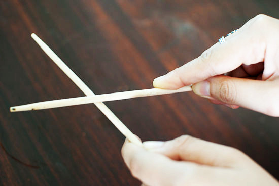 Khi ăn không cọ xát đũa vào nhau. Hành động này được coi là thô lỗ về văn hóa. Nó có nghĩa thực khách đang than phiền về đôi đũa kém chất lượng.