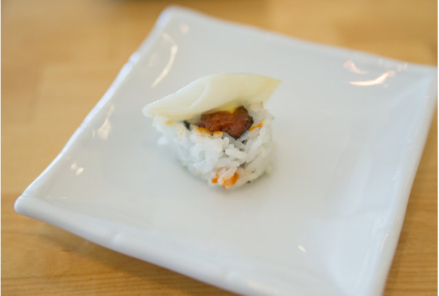 Khi một đầu bếp đưa cho thực khách một miếng sushi thì cách cư xử đúng là nên ăn luôn vì đó chính là thời điểm phần cơm vừa đủ ấm và phần cá béo ngậy cũng đã được làm ấm qua tay đầu bếp. Nói cách khác đó là thời điểm món sushi ngon nhất.