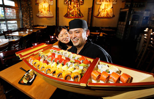 Không ăn sushi ở những nơi có mùi cá. Mùi cá nên có mùi của biển, sạch sẽ và sáng sủa, giống như mùi vị của nước biển và tảo bẹ. Hãy cảm món ăn bằng mắt. Nếu miếng cá trông không giống như một đồ trang sức lấp lánh, màu sắc không tươi sáng thì chứng tỏ đã bị oxy hóa và không còn tươi nữa.