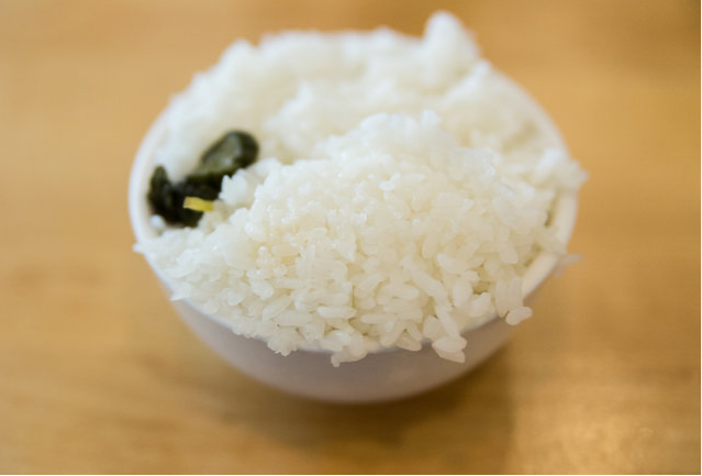 Không bỏ qua cơm hoặc ăn ít cơm đi. Khi chế biến món sushi, một đầu bếp giỏi đã tính toán sẵn lượng cơm vừa đủ để món ăn trở nên ngon miệng.
