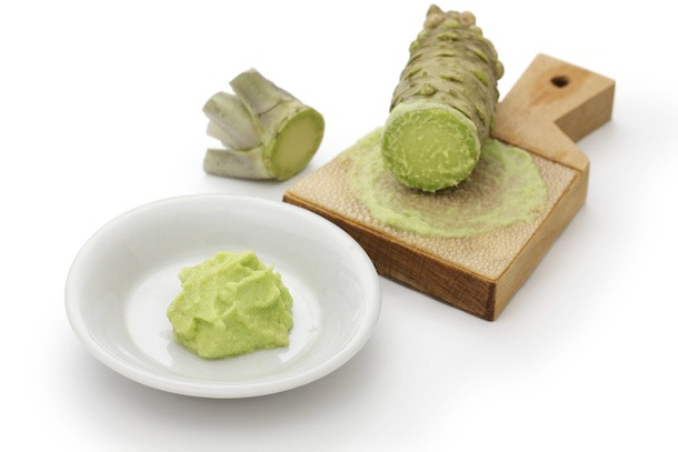 Không dùng quá nhiều wasabi vì loại mù tạt xanh này được làm từ củ cải ngựa và mù tạt. Ăn quá nhiều sẽ làm át đi mùi vị tươi ngon của cá.