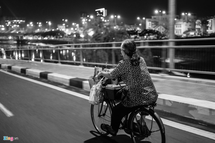 Mỗi lần xuống dốc, bà đều thả trôi và phanh bằng chân cho đỡ nặng nề, nhưng việc này cũng đã có lần làm bà bị ngã.