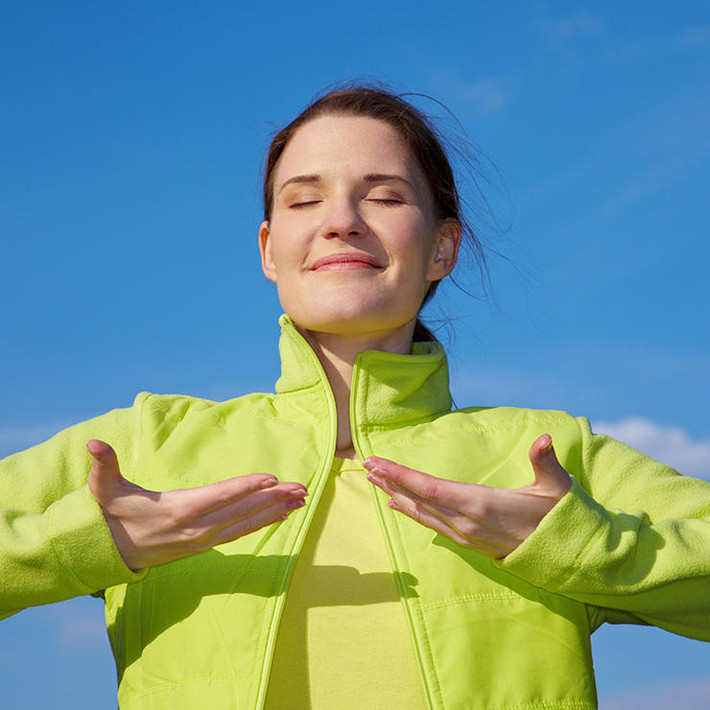 Dù mới tập hay đã tập yoga nhiều năm, việc tập trung vào hơi thở trong suốt thời gian tập luyện cũng làm nhiều người nản chí. Nếu không thể tĩnh tâm suốt một tiếng đồng hồ, bạn sẽ cảm thấy mình luyện tập không thành công. Nhưng sự thật là chỉ 5 hoặc 10 phút đầu là quan trọng nhất. Không nên quá căng thẳng nếu chưa thể tập trung để thở đúng cách.