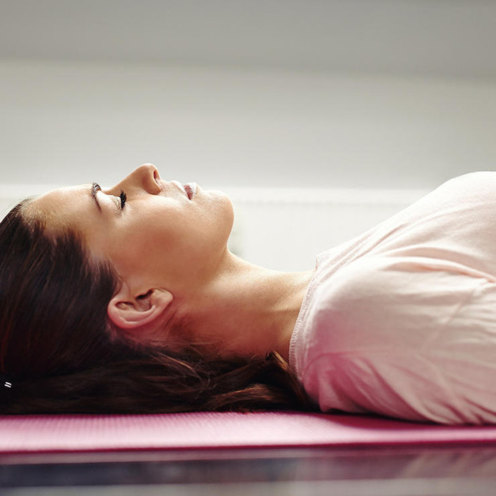Tư thế Savasana chỉ là tư thế thư giãn nhưng khá quan trọng vì nếu bạn không cảm thấy thoải mái thì không thể thư giãn được. Nếu không thoải mái với việc nằm ngửa trong vòng 10 phút này thì có thể thay đổi tư thế sao cho dễ chịu hơn như kê đệm dưới đầu gối hoặc nằm nghiêng rồi kẹp đệm vào giữa hai chân hoặc nằm sát tường v àduỗi thẳng chân lên tường.