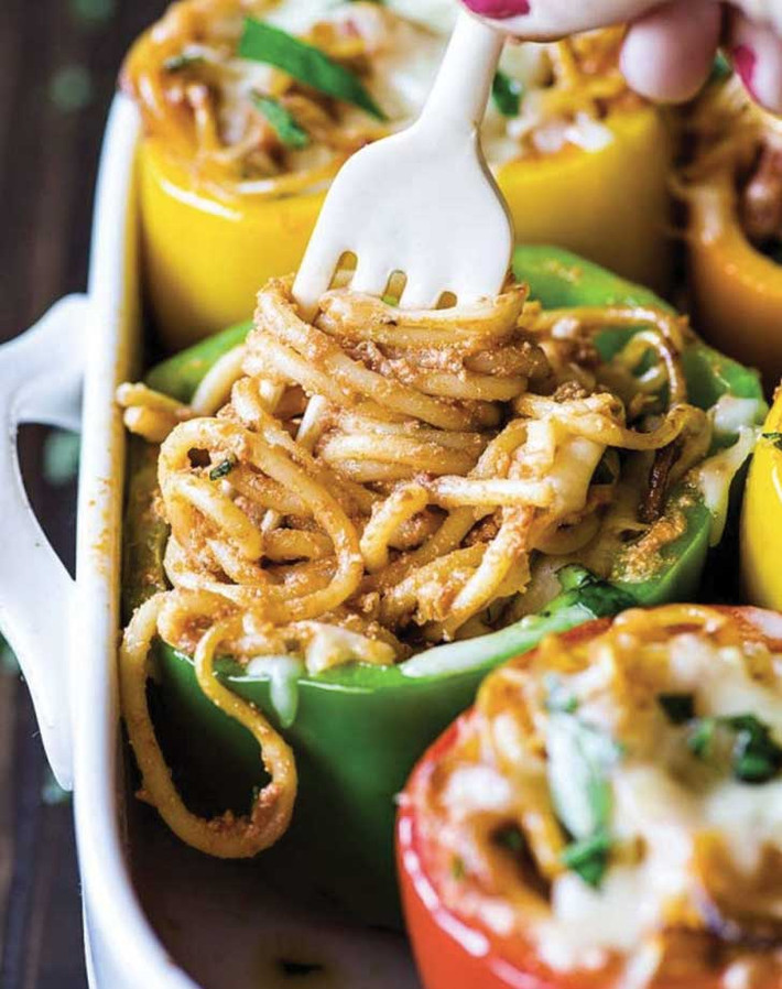 Ớt chuông nhồi spagheti: Ai nói luôn cần phải ăn mì spaghetti bằng đĩa hoặc bát. Để làm món ăn này, bạn luộc mì spaghetti theo hướng dẫn. Trong lúc chờ đợi, cắt bỏ đi phần núm ớt chuông rồi bỏ hạt sao cho ớt chuông đứng không bị đổ. Trộn mì với các nguyên liệu làm spaghetti rồi nhồi vào ớt chuông sao cho không quá chặt. Xếp vào đĩa rồi dùng giấy bạc phủ kín lên trước khi cho vào lò nướng. Ngoài ra đối với món mì spaghetti còn thừa từ hôm trước bạn cũng có thể chế biến lại theo cách này.