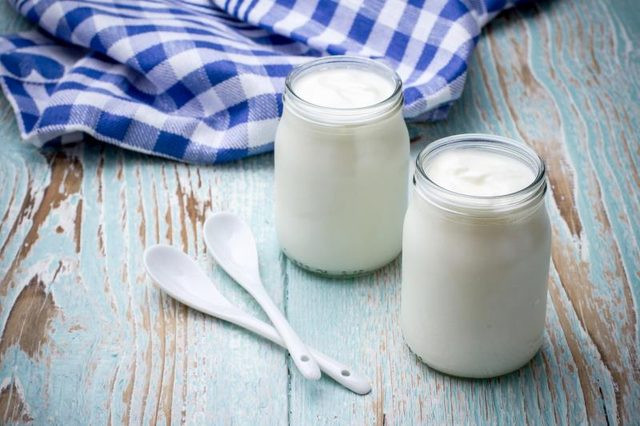Sữa là nguồn cung cấp canxi, tăng cường sức khỏe cho xương, cung cấp protein để nuôi cơ bắp nhưng chất béo no có trong sữa có thể làm tăng cholesterol trong máu, góp phần dẫn đến bệnh tim mạch, các bệnh viêm mãn tính và làm các tế bào lão hóa. Trong chế độ dinh dưỡng cho tuổi trung niên, nên uống các sản phẩm sữa không béo hoặc tách béo, tương tự như vậy với sữa chua.