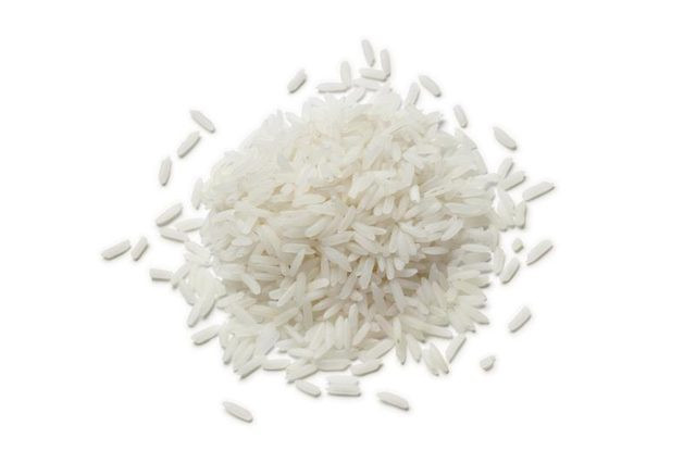 Cần nói tạm biệt, hoặc ít nhất là cắt giảm đáng kể, đối với các loại carbohydrate (carbs) đã qua chế biến. Carbs tinh chế tiêu hóa rất nhanh và làm đường huyết tăng lên nhanh chóng khiến bạn mệt mỏi và đói. Carb tinh chế không tốt cho bất kỳ độ tuổi nào, đặc biệt sau tuổi 40 không nên ăn. Lúc này cơ thể đang bị giảm cơ đồng loạt và tế bào cơ lại góp phần kiểm soát đường huyết. Thay vào đó hãy ăn các loại carbs nguyên cám như bánh mì nguyên cám, ngũ cốc nguyên cám, gạo lứt…
