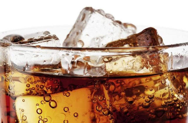 Các loại nước soda dành cho người ăn kiêng cũng sẽ khiến bạn gặp rắc rối với sức khỏe vì đây là loại nước có nhiều axit khiến răng bị ăn mòn và sâu răng. Ở tuổi 40, răng bị tích tụ dentin, chất màu vàng ngay bên dưới men răng và nước uống axit sẽ làm men răng mỏng dần và lộ dentin ra ngoài khiến hàm răng trông mờ xỉn không đẹp mắt.
