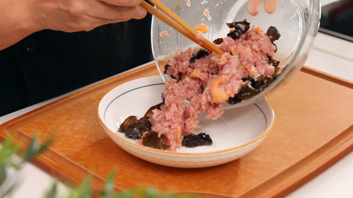 Cho hỗn hợp ra đĩa sâu lòng hoặc bát to.