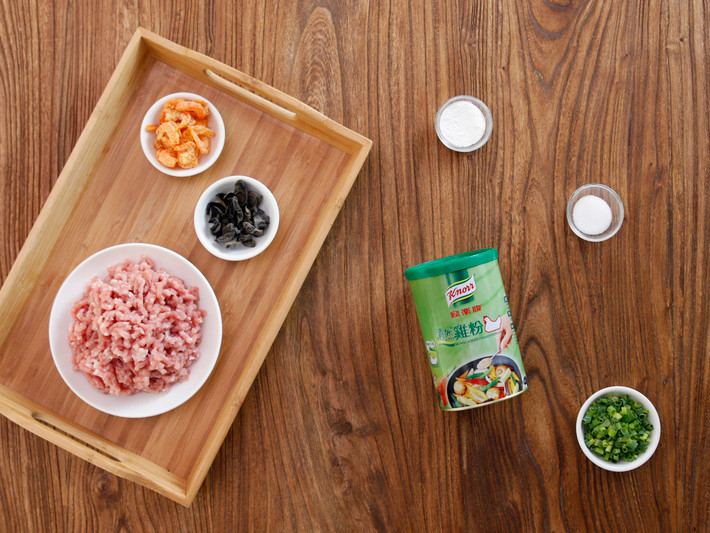 Nguyên liệu cho món chả thịt lợn hấp tôm khô gồm có: 200g thịt xay, nên dùng thịt nạc vai để chả mềm và không quá khô; 50g tôm khô, 50g mộc nhĩ, hành củ, một chút bột bắp. 