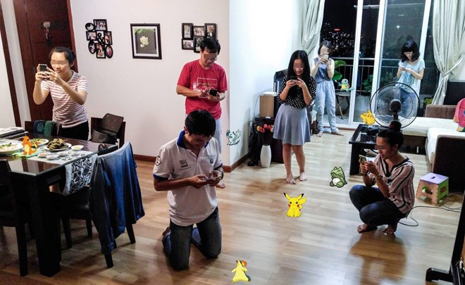 "500 anh em bị chia rẽ vì Pokemon", là chia sẻ vui của bạn Hải An đến từ TP HCM khi cả gia đình tụ tập mà ai cũng chăm chăm bắt Pokemon.