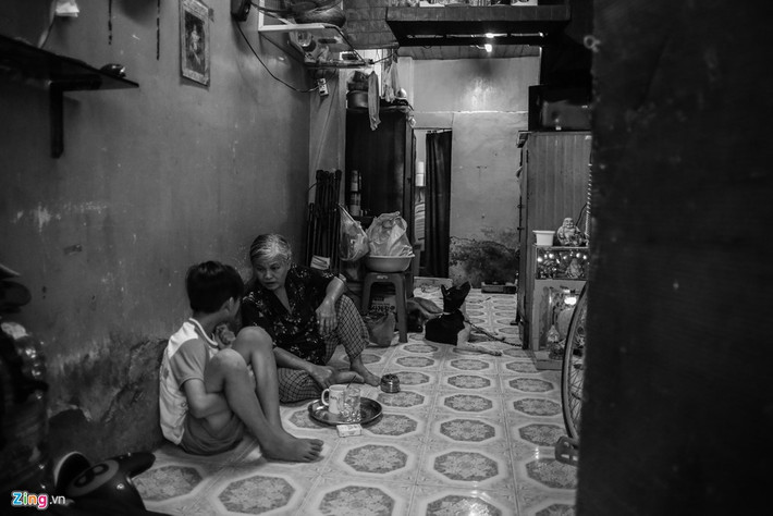 Hai bà cháu hiện tại sống trong căn nhà tình thương được các nhà hảo tâm xây cho cách đây không lâu. Mọi sinh hoạt chỉ diễn ra trong căn phòng 5 m2. Đi làm về khuya, nên 11h hôm sau hai bà cháu mới ngủ dậy, ăn bữa trưa thay cho bữa sáng.