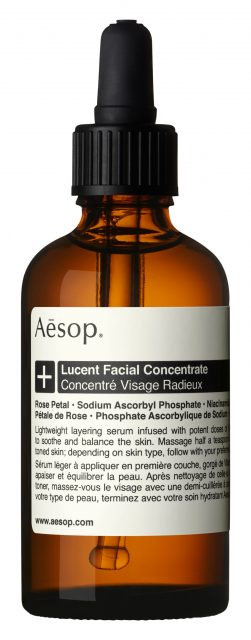 Sản phẩm thâm nhập sâu nhất vào da chính là serum. Hiểu theo nghĩa đen thì da có thể trực tiếp “uống” serum, nhất là khi thành phần của serum là những chất khiến da có thể tự làm ẩm. Nếu không tính toner thì serum là sản phẩm làm ẩm được dùng đầu tiên.