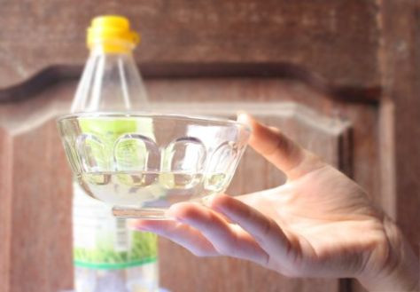 Có thể dùng dung dịch dấm pha loãng thay cho nước muối. Tỉ lệ pha là 1 phần dấm và 4 phần nước. Tương tự như trên, ngâm dưa lê trong dung dịch dấm từ 30-60 phút rồi mới rửa lại bằng nước sạch. Cách này mang lại hiệu quả kép vì còn giữ hoa quả được tươi lâu hơn và tránh được hư hỏng. Nếu không có dấm có thể thay bằng nước chanh.