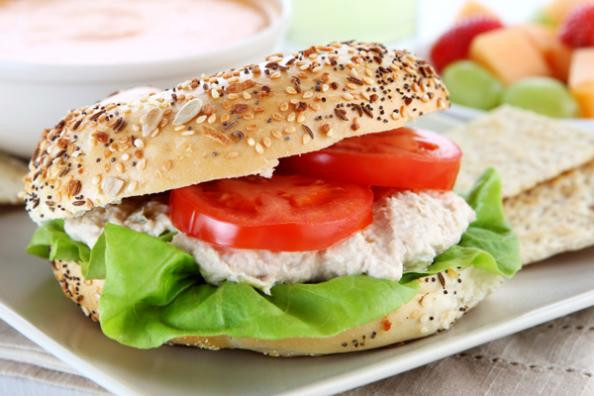 Nếu ăn sống cá ngừ, bạn chỉ đang nạp vào 200 calo và khoảng 1g chất béo. Nhưng nếu làm salad thì mọi chuyện lại khác. Một thìa mayonnaise chứa khoảng 10g chất béo và cộng thêm 90 calo nữa. Vì vậy khi làm salad cá ngừ chỉ nên chọn loại mayonnaise ít chất béo.