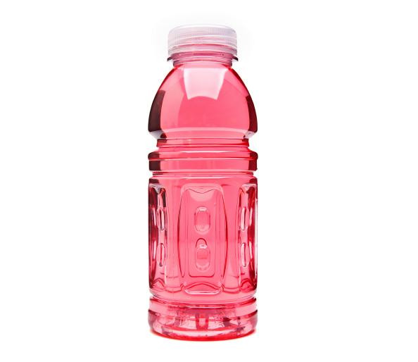 Các loại nước giải khát luôn hứa hẹn sẽ tăng cường sinh lực giúp bạn hết lờ đờ để tập trung hơn trong công việc. Nhưng ngoài vitamin và khoáng chất thì trong nước dinh dưỡng còn có đường. Vì vậy tốt hơn hết là nên bổ sung vitamin và khoáng chất tự nhiên thay vì qua những chai nước có màu như thế này.