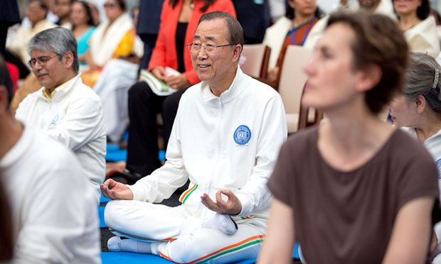 Tổng thư ký Liên Hợp Quốc Ban Ki Moon cũng đã tranh thủ tập yoga trong một chuyến công du tại Myanmar.