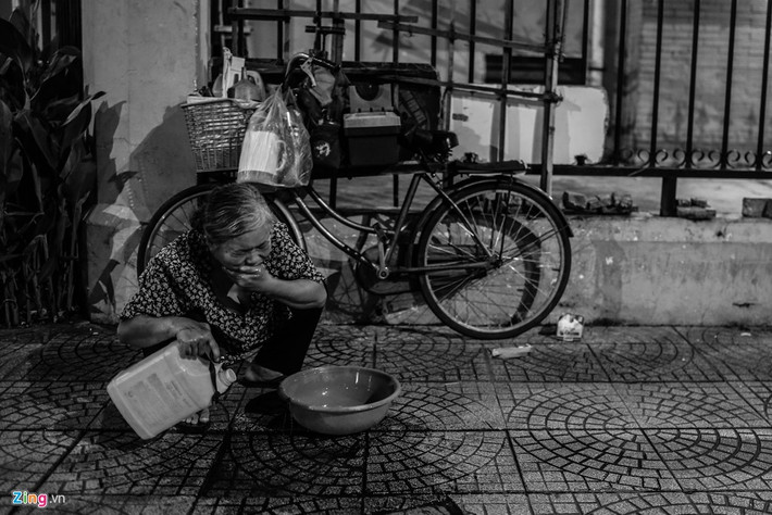 Mỗi khi buồn ngủ, bà lại ra rửa mặt hoặc uống một cốc cafe đen.