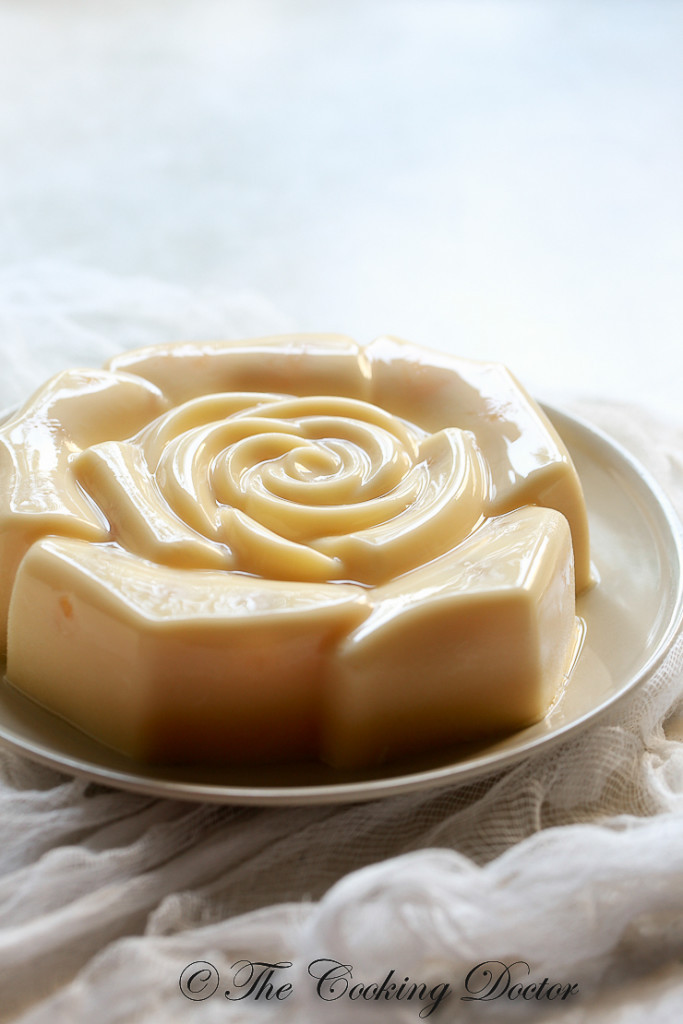 Để làm một chiếc bánh pudding nhãn to cần chuẩn bị 10g bột agar, 125ml sữa đặc, 125ml sữa tươi, một nhúm muối, 1 lòng đỏ trứng gà, 750ml nước, 5-6 thìa đường, 1 thìa vani, 500g nhãn tươi, khuôn làm bánh.