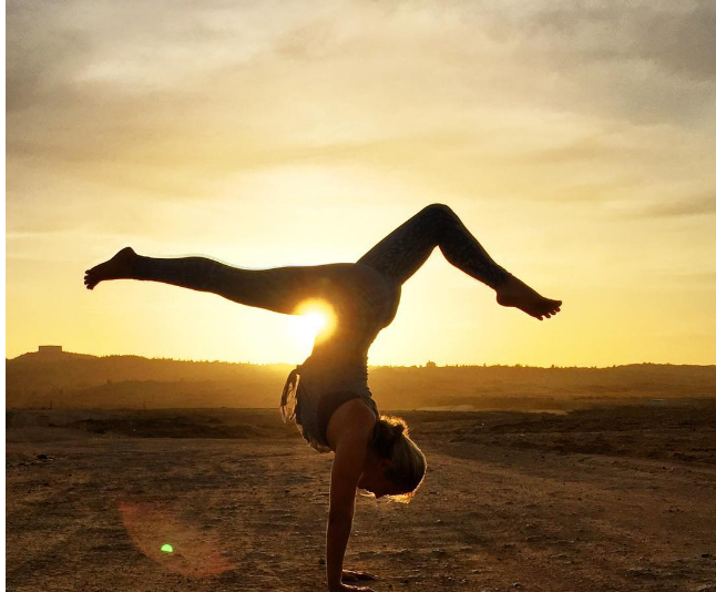 Các tư thế yoga trồng cây chuối bằng tay hoặc bằng đầu đều là những tư thế cần nhiều năng lượng và quá sức trong khi trong những ngày ấy thể lực không đảm bảo 100%. Cũng giống như trên, đây là thư thế khiến máu đi ngược lại với chiều kinh nguyệt và khiến bụng dưới phải chịu sức căng không cần thiết, làm ảnh hưởng đến thời kỳ “thải độc”.