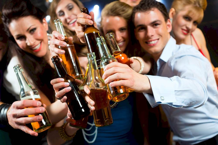 Bạn có thể chọn những trang phục đi bar hoàn toàn khác ngày thường hoặc trang phục thiếu vải, nhưng điều đó có thể nói lên bạn là một cô gái đang thất vọng tràn trề hoặc quá dễ dãi. Và chắc chắn đó không phải là điều bạn muốn thể hiện. Trang phục thoải mái và tiện lợi bao nhiêu thì bạn càng vui vẻ bấy nhiêu. Vì vậy đừng nên chọn những món đồ có kích thước quá nhỏ và quá ôm sát đến mức làm bạn ngứa ngáy mỗi khi cử động. 