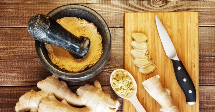 Bạn có thể áp dụng bài thuốc trị ho bằng gừng vô cùng đơn giản sau đây để chữa ho và viêm phế quản chỉ sau 1 đêm. Nguyên liệu cần có: Mật ong, dầu dừa, khăn ăn, gạc, bột mì.