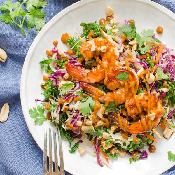 Nguyên liệu cần có cho món salad tôm nướng gồm: Tôm tươi lột vỏ, cải bắp tím thái sợi nhỏ, cải bắp trắng thái sợi nhỏ, cải xoăn băm nhỏ, cà rốt gọt vỏ thái nhỏ, 1/3 chén lạc rang giã nhỏ, 1 ít rau mùi, dầu, ½ chén sốt barbecue.