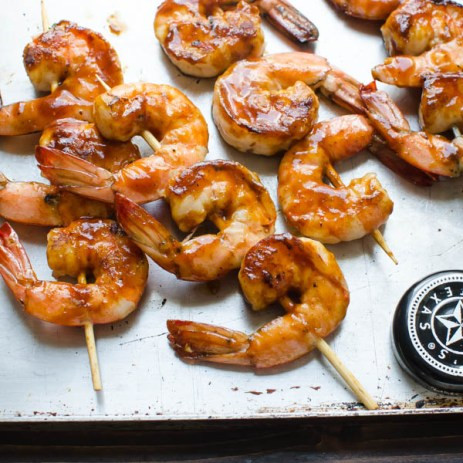 Trở mặt tôm và phết sốt nướng lên bề mặt tôm đến khi tôm chín hoàn toàn.