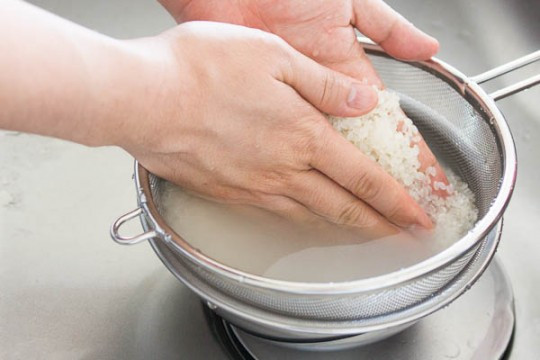 Vì vậy, khi nấu các món ăn từ gạo, cần thực hiện các bước sau nhằm loại bỏ thạch tín trong gạo: Khi vo gạo, nên ngâm gạo với nước theo tỷ lệ 100g gạo thì ngâm 600ml nước để trong 3 phút và vo 2 lần.