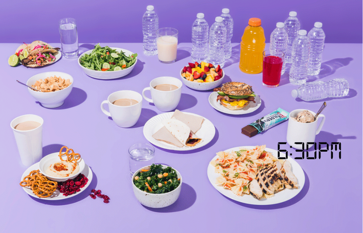 6:30 tối là thời gian dành cho bữa tối, thực đơn gồm có salad cải xoăn kèm các loại rau cùng một bát mì spagheti kèm 2 ức gà và khoảng 500ml nước. Món tráng miệng là kem.