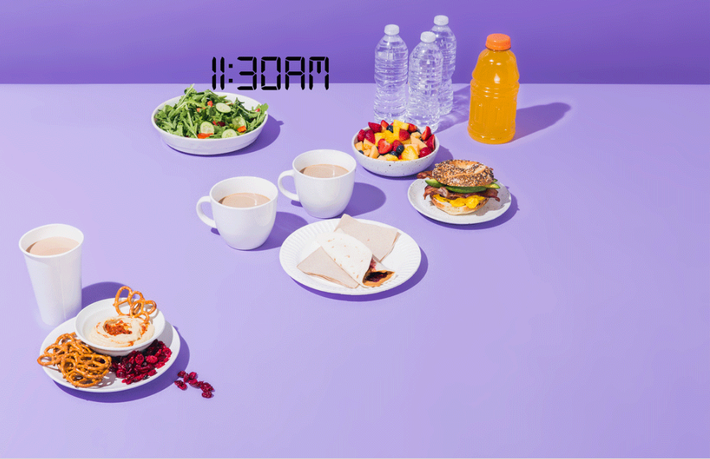 11:30: Ăn nhẹ các món rau như salad dưa chuột, ớt chuông, dầu oliu.