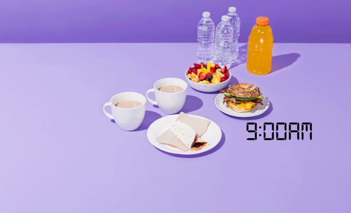Tập xong ăn ngay một chiếc sandwich nhân trứng, thịt hun khói và phô mai và một đĩa salad hoa quả gồm dâu, dứa, việt quất, dưa lưới và một thanh kẹo cà phê.