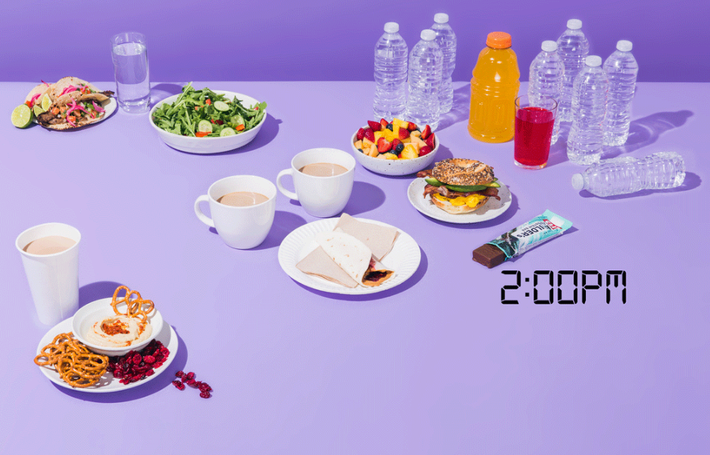 2:00 chiều trước khi tập luyện ăn một thanh socola, trước, trong và sau khi tập uống khoảng 2 lít nước và khoảng 1 chai nước uống thể thao.
