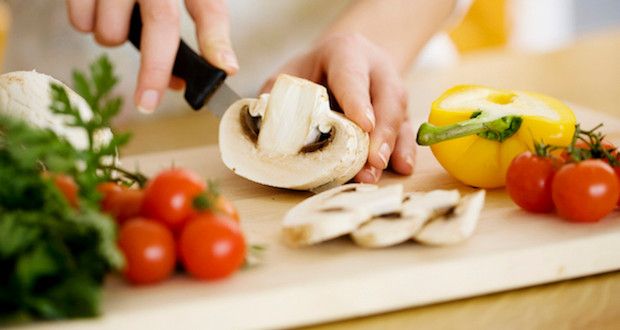 Nhiều người nghĩ đến nấm như một loại thực phẩm bổ dưỡng và giàu hương vị. Thực tế rất nhiều loại trong số họ nhà nấm chứa lượng độc tố cao. Các chuyên gia dinh dưỡng khuyên bạn nên trần nấm qua nước sôi trước khi chế biến để làm tan độc tố và chỉ nên ăn các loại nấm quen thuộc.