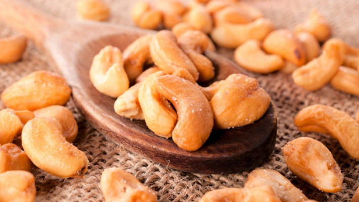 Các loại hạt điều trên thị trường đều đã được hấp để loại bỏ chất độc. Bạn tuyệt đối không nên ăn hạt điều chưa chế biến.
