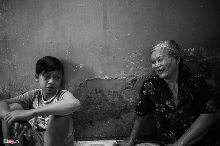 Hàng ngày bà luôn dành thời gian để ngồi nói chuyện với cháu trước khi đi làm. Ở với bà từ lúc mới sinh, Tuấn bảo, giờ bố mẹ có về đón cháu đi, cũng chẳng bao giờ đi vì chỉ yêu bà ngoại thôi.