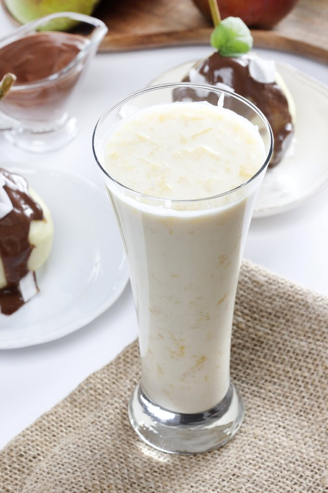 Cách làm sữa chua kefir rất đơn giản. Chỉ cần cho 1 thìa nấm kefir hoặc bột nấm kefir vào một ly sữa tươi không đường và để trong vòng 24-48 tiếng là bạn đã có ngay một cốc sữa chua kefir thơm ngon. Phần nấm kefir cũ chỉ cần rửa sạch lại với nước lọc rồi tiếp tục cho vào phần sữa khác. Lưu ý không để quá 48 tiếng vì nấm hết sữa để “ăn” và sẽ chết.